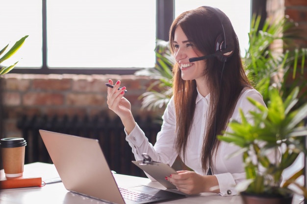 portrait-woman-customer-service-worker_144627-37943
